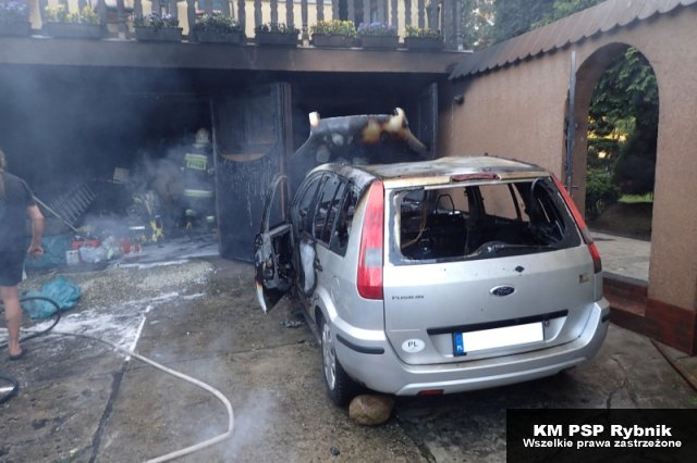 Dzimierz: pożar samochodu. Jedna osoba poszkodowana, spore straty, PSP Rybnik