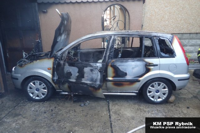 Dzimierz: pożar samochodu. Jedna osoba poszkodowana, 100 tys. złotych strat, PSP Rybnik