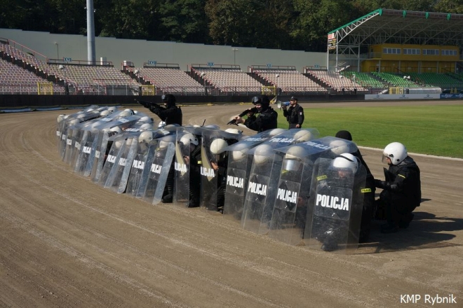 Ponad 150 policjantów na stadionie miejskim. Szkolili się przeciwko kibolom, KMP Rybnik