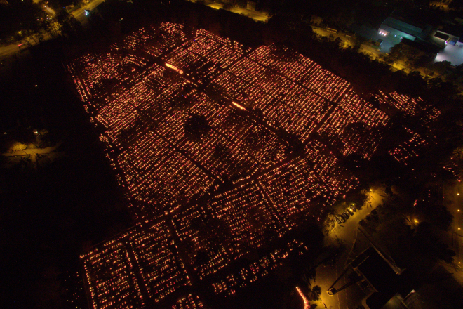 Cmentarz nocą. Widok z drona
