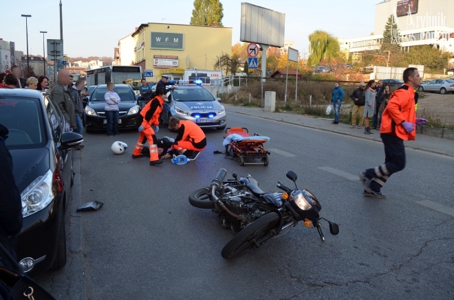 Wypadek w centrum Rybnika. Ucierpiał młody kierowca motoroweru, Bartłomiej Furmanowicz