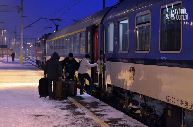 Linia Rybnik-Chałupki odżyła. Dzisiaj wyjechał pierwszy w tym roku pociąg do Warszawy, bf