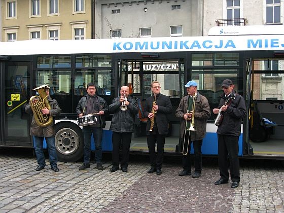Po Rybniku jeździł „muzyczny autobus” - przywitał wiosnę, Lucyna Tyl/UM Rybnik