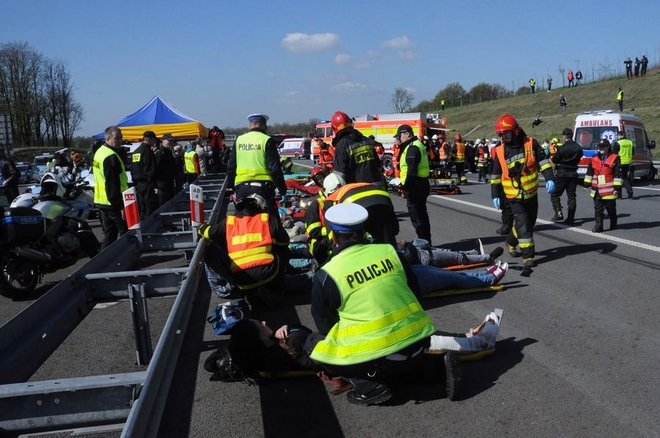 Wypadek autokarów na autostradzie A1. Polskie i czeskie służby na wspólnych ćwiczeniach (wideo), KWP Katowice