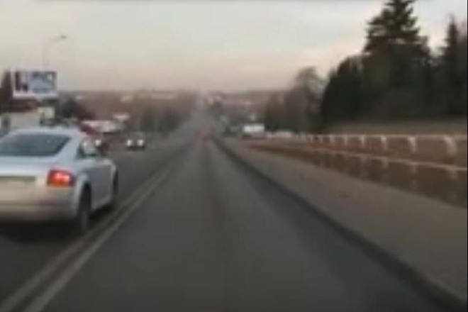 Wodzisławska: kierowca złamał przepisy. Zarejestrowała to kamera innego samochodu, YouTube