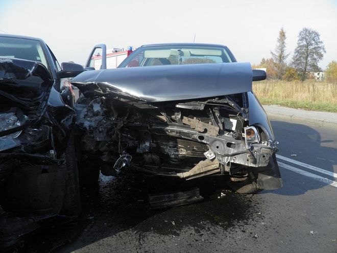 W wyniku zderzenia tych samochodów 60- letni kierowca vw i jego 49 letnia pasażerka odnieśli poważne obrażenia