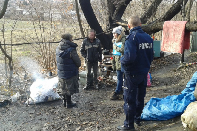 Policjanci odwiedzili osoby bezdomne. Ci odrzucili oferowaną przez nich pomoc, KMP Rybnik