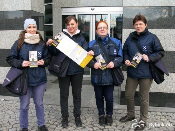 Sprawdzaliście już swoje skrzynki pocztowe? Pracownicy urzędu roznoszą ulotki o smogu, A. Kolenda