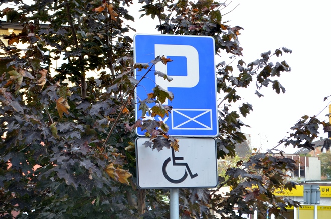 Niepełnosprawni muszą wymienić karty parkingowe. Zmiany mają uderzać w kombinatorów, Bartłomiej Furmanowicz