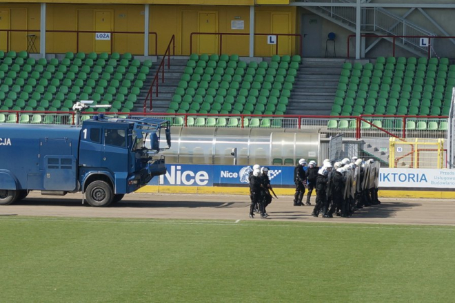 Policjanci ćwiczyli na stadionie starcia z pseudokibicami, KMP Rybnik