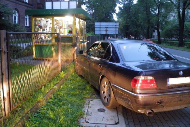 Kierowca BMW uderzył w ogrodzenie na ul. Gliwickiej. W samochodzie znaleziono dopalacze, KMP Rybnik