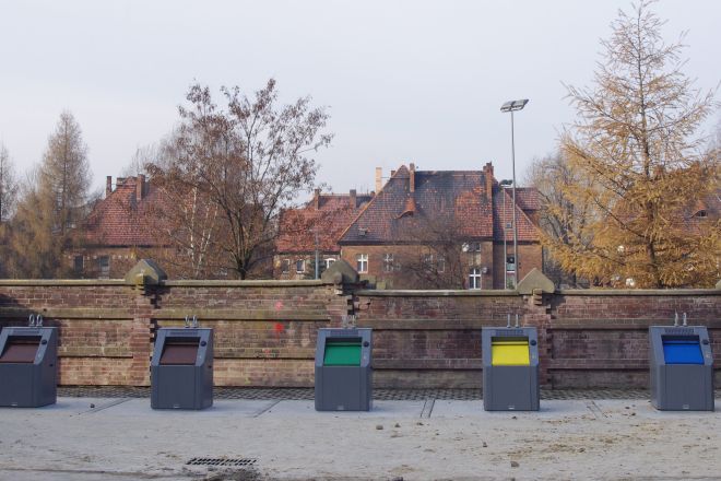 Sąsiedzi mają pomysł na składowanie śmieci – zamontowali podziemne kontenery, UGiM Czerwionka-Leszczyny