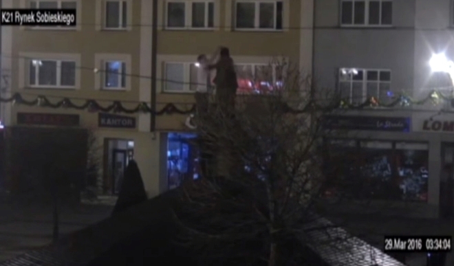 Kosztowne selfie z Nepomucenem. Strażnicy interweniowali przy fontannie (wideo), SM Rybnik