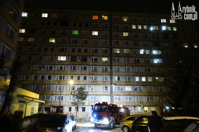 Groźny pożar w bloku: paliło się na 9 piętrze. Do szpitala przewieziono 4-osobową rodzinę, Bartłomiej Furmanowicz