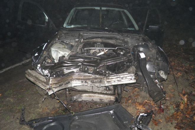 Wypadek na ul. Rudzkiej. Pijany kierowca uderzył w drzewo, KMP Rybnik
