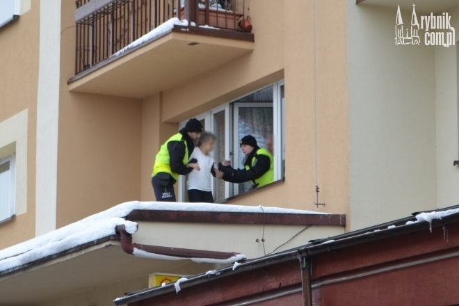 Szybka akcja strażników miejskich: po zaśnieżonym dachu na Raciborskiej chodziła staruszka, Bartłomiej Furmanowicz