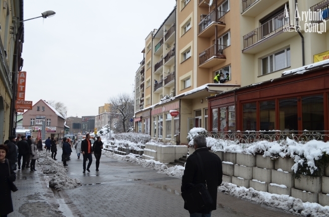 Szybka akcja strażników miejskich: po zaśnieżonym dachu na Raciborskiej chodziła staruszka, Bartłomiej Furmanowicz
