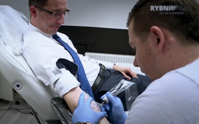 To jest zagadka - czy prezydent Rybnika naprawdę dał zrobić sobie tatuaż?