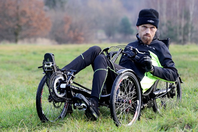Zamienił wózek inwalidzki na rower, Dominik Gajda