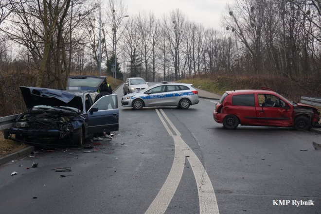 Groźnie wyglądające zderzenie osobówek. 23-latek uderzył w BMW z dzieckiem w środku, KMP Rybnik