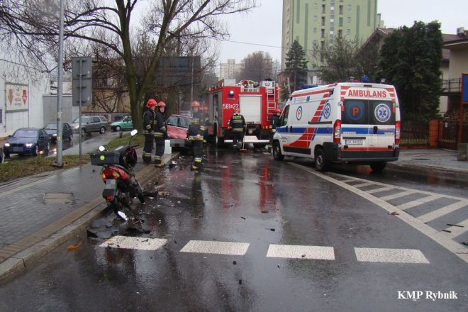 Wypadek w centrum Rybnika. Kierowca jednośladu w szpitalu, KMP Rybnik