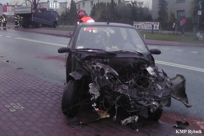 Wypadek na Gliwickiej w Golejowie: ucierpiał kierowca samochodu ciężarowego, KMP Rybnik