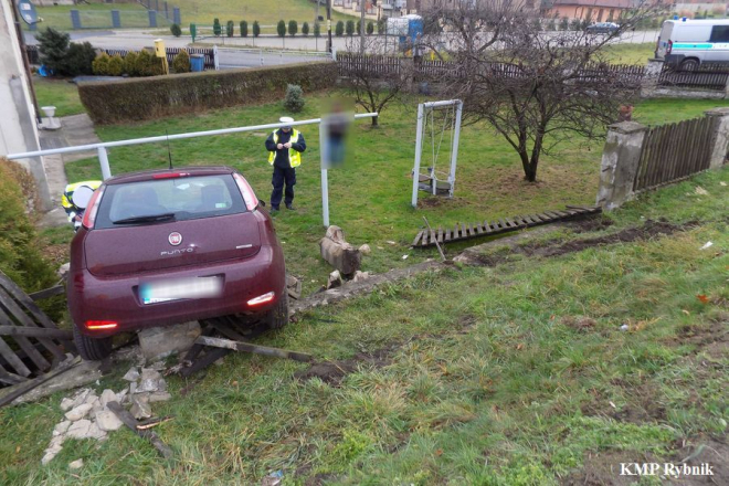 Wypadek w Jankowicach: kierująca puntem staranowała ogrodzenie posesji, KMP Rybnik