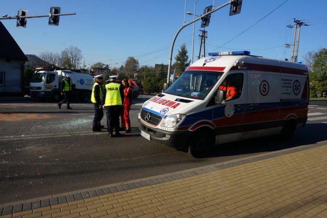 Zderzenie osobówek na Wodzisławskiej. 47-latek trafił do szpitala, KMP Rybnik