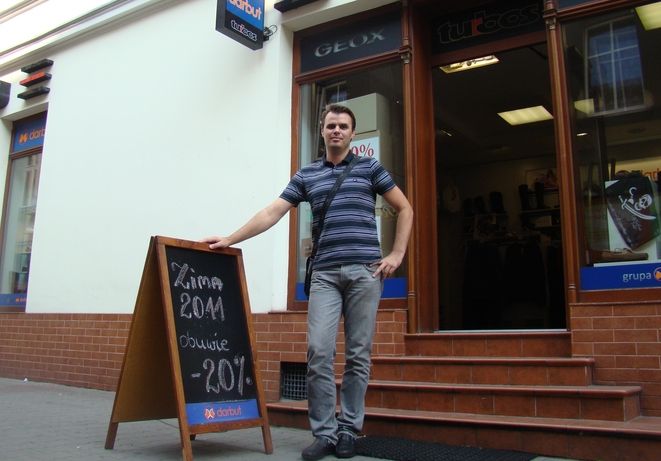 Jacek Sochacki przed swoim sklepem przy ulicy Kościelnej