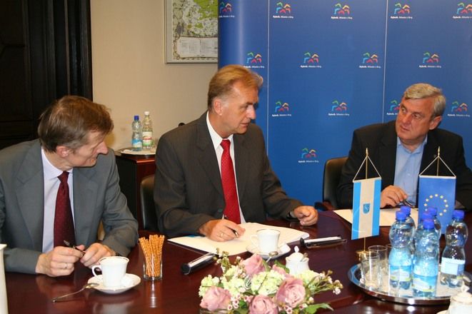 Prezydent Adam Fudali podpisał umowę z wykonawcami.
