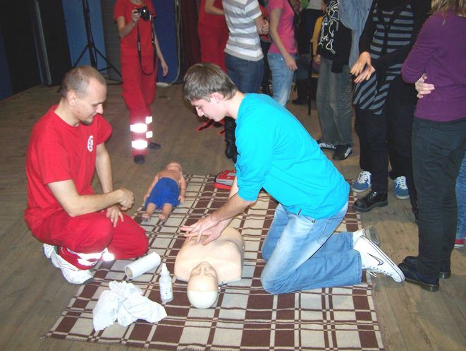 Młodzież uczyła się w praktyce udzielania pierwszej pomocy