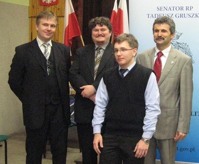 Stoją od lewej: Bogdan Kloch - dyrektor Muzeum w Rybniku, Tadeusz Chrószcz - dyrektor I LO, Artur Łojek - zwycięzca konkursu, senator Tadeusz Gruszka -  organizator
