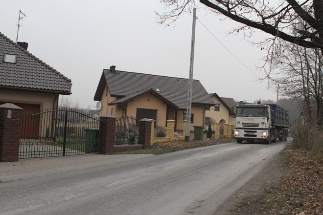 Ciężarówki przejeżdzają pod domami mieszkańców ulicy Składowej co kilka minut.