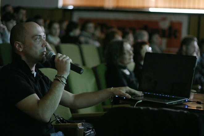 Podczas finisażu prezentacje przedstawił dyrektor kreatywny OS3 multimedia Marcin Macionczyk