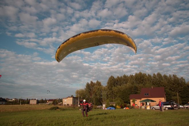 Ponad 40 „skrzydeł” nad Rybnikiem. Piloci motoparalotni lecieli dla wolnej Ukrainy, Rybnicki Klub Paralotniowy