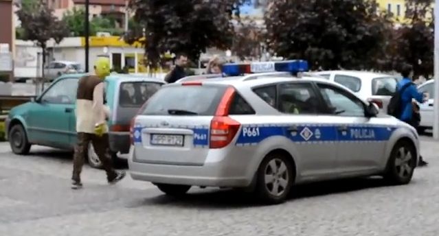 Okazało się, że 16-letni radlinianin żartował sobie z policjantów również w Rybniku w przebraniu bajkowego Shreka
