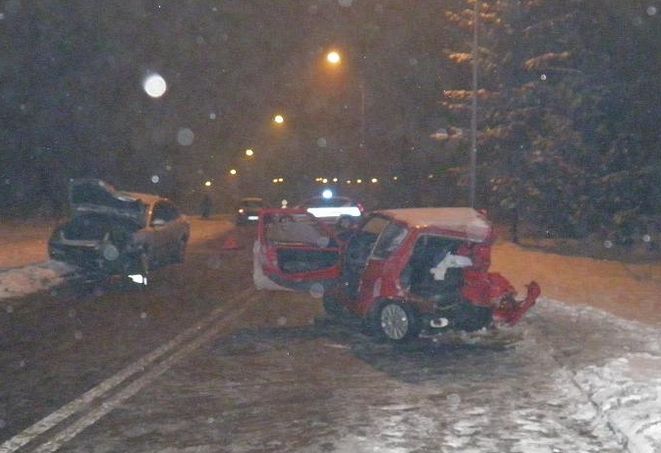 Ślisko na drogach, wypadek na Chrobrego (zdjęcia), KMP w Rybniku