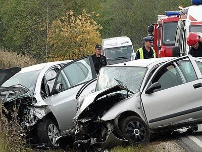 Czołowe zderzenie na Śląskiej. Cztery osoby trafiły do szpitala, KMP w Rybniku