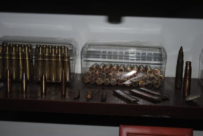 Mieli w domu pokaźną kolekcję broni i amunicji z okresu wojny. Teraz grozi im więzienie, KMP Rybnik