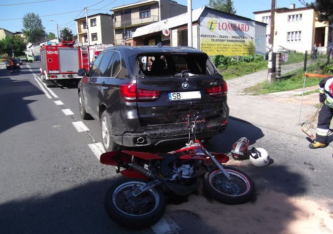 Wypadek na Górnośląskiej. Motorowerzysta i jego pasażer trafili do szpitala, KMP w Rybniku