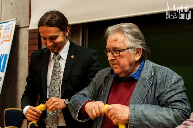 Kazimierz Kutz i antyrasistowski gest z bananami, Maciej Kopiec