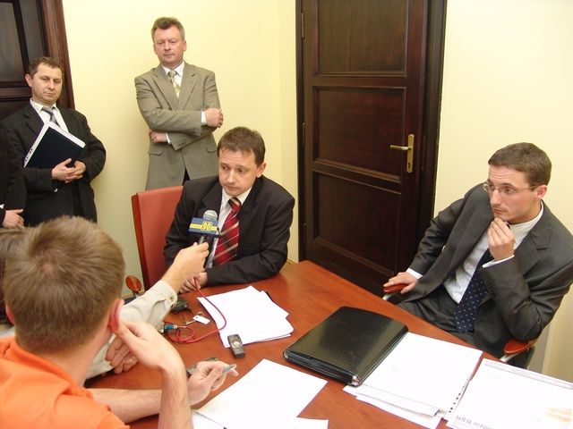 - Zadawanie pytań to święte prawo opozycji - mówi Piotr Kuczera (z prawej)