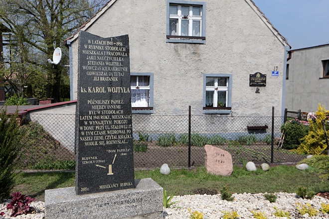 Stodoły. Pomnik przed domem, w którym w 1948 roku mieszkał ks. Karol Wojtyła