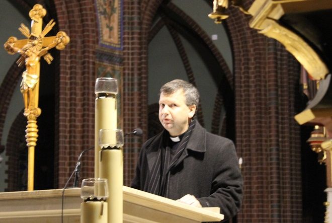 Ks. Antoni Bartoszek podczas wykładu w bazylice św. Antoniego w Rybniku