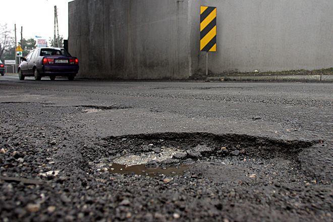 Taką dziurę napotykają kierowcy jeżdżący ulicą Wodzisławską