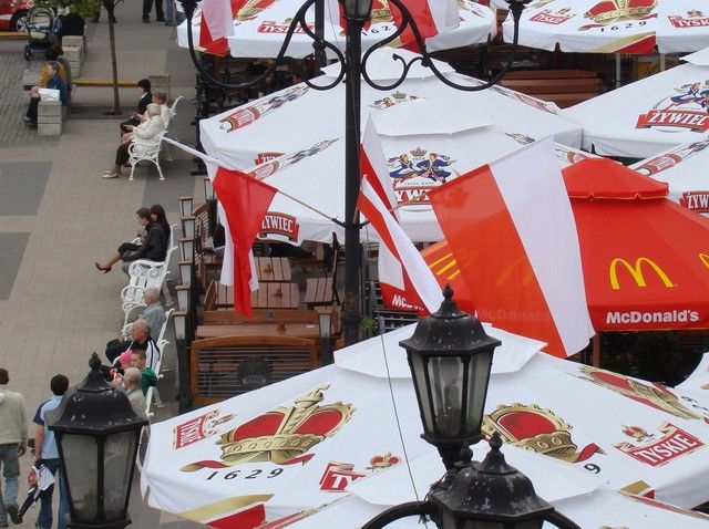 Na rybnickim rynku biało-czerwone flagi powiewały 2 maja podczas Święta Flagi. Teraz zawisną z okazji Dnia Niepodległości. 