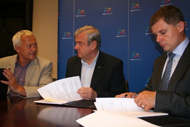 Umowę podpisali: Edward Kasprzak i Jarosław Dusiło z Hydrobudowy Polska S.A. i prezydent Rybnika - Adam Fudali. 