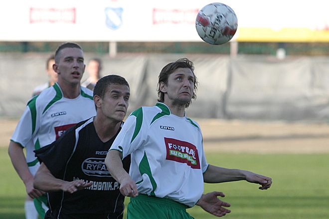 Paweł Krótki (w czarnej koszulce) otworzył wynik w meczu z Silesiusem.