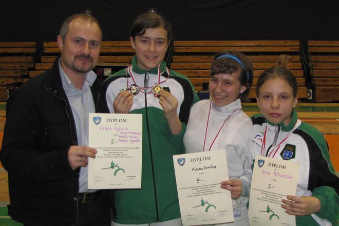 Trener Artur Fajkis oraz multimedalistki Mistrzostw Śląska, od lewej Natalia Szydło, Emilia Kucza, Anna Mroszczak 
