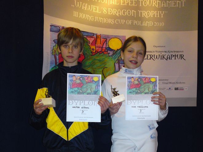 Kacper Kordas i Anna Mroszczak z trofeami